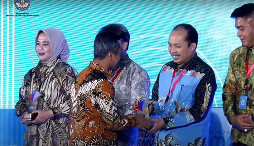 Penghargaan dari Menteri Dikdasmen kepada Pemerintah Kabupaten Bojonegoro
