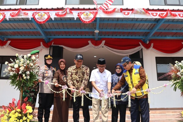 Menko PMK Pratikno Resmikan Gedung Baru SMPN 1 Padangan, Semangati Siswa Raih Mimpi